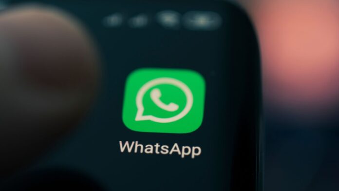 Logotipo de WhatsApp / Icono de WhatsApp en un celular, teléfono móvil (STOCK)