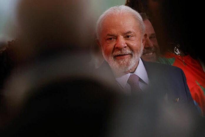Lula postergó su viaje a China por un cuadro de neumonía.