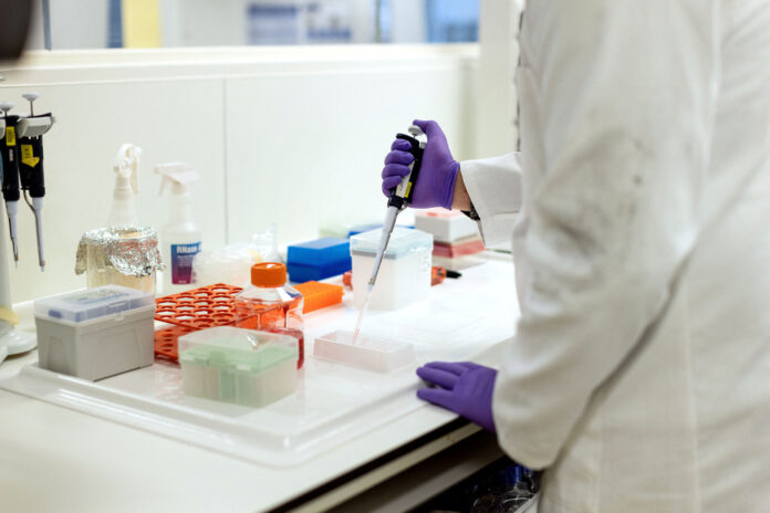 FOTO DE ARCHIVO. Un científico trabaja en un laboratorio del centro de Investigación y Desarrollo de GSK en Stevenage, Reino Unido medicamento para prevenir el VIH