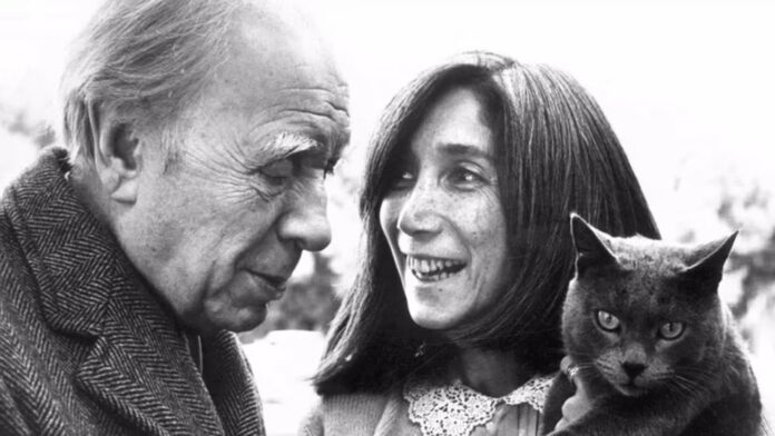 Jorge Luis Borges (izq.) junto a su pareja María Kodama (der.) y un gato.