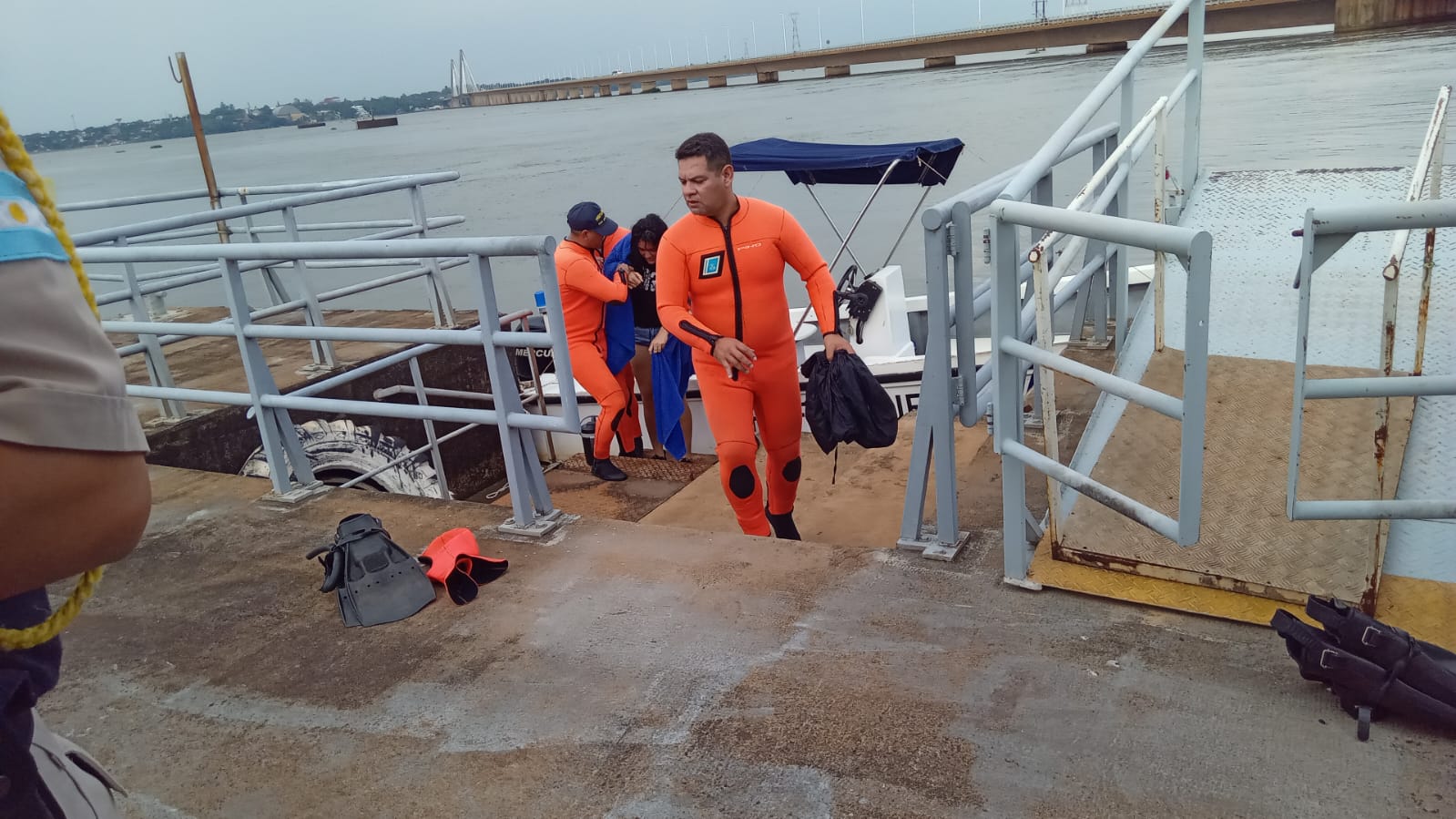 Rescatan a dos personas que se arrojaron del Puente internacional
