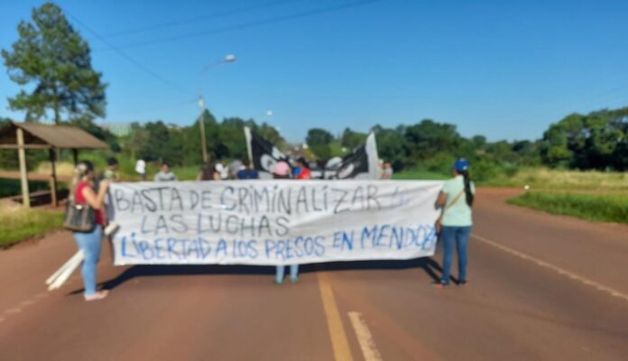 Piqueteros cortaron la Ruta 14 en Oberá