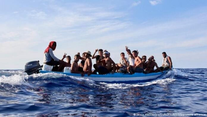migrantes en la Costa de Sicilia, Italia (1)