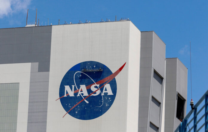 La NASA incluyó una mujer y un afroamericana a la misión Artemis II.