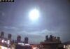 El cielo de Kiev iluminado por el destello de un satélite