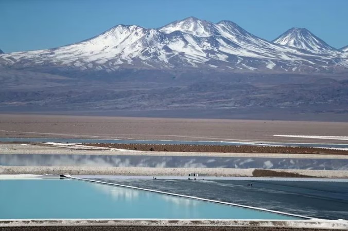 Chile analiza nacionalizar el litio y crece el descontento empresarial