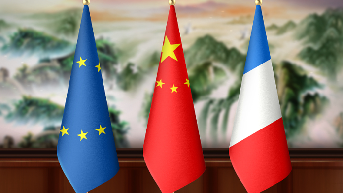 Banderas de la Unión Europea (UE), China, y Francia
