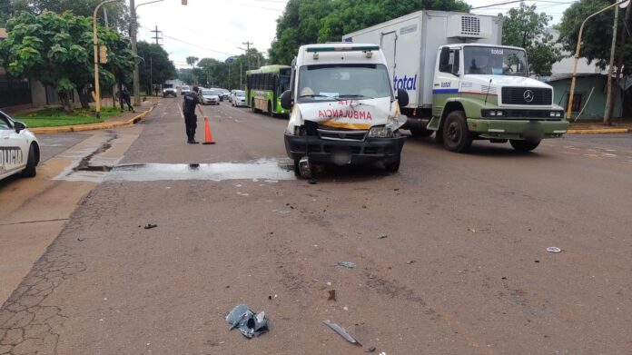 choque entre una ambulancia y un auto en Posadas