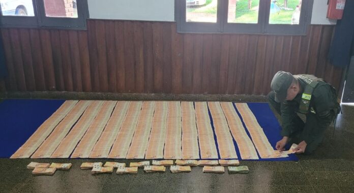 Secuestran dinero tres millones de pesos sin aval