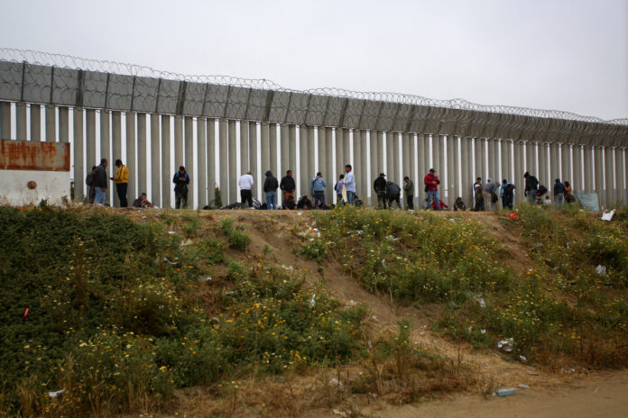 FOTO ARCHIVO: Migrantes acampan entre las dos vallas fronterizas mientras esperan a las autoridades para pedir asilo en San Ysidro, California, Estados Unidos, visto desde Tijuana Analizan nuevas medidas para contenera la migración hacia EEUU