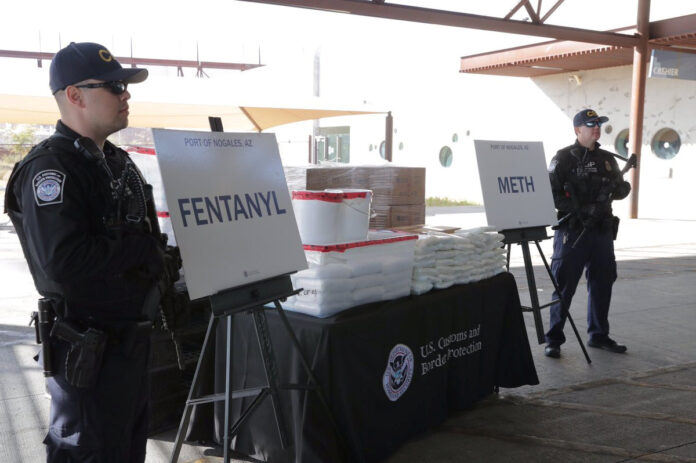 FOTO DE ARCHIVO: Paquetes de fentanilo en su mayoría en forma de polvo y metanfetamina, que Aduanas y Protección Fronteriza de Estados Unidos dicen que incautaron de un camión que cruza a Arizona desde México, en Nogales Habrían encontrado la relación entre el tráfico y las criptomonedas