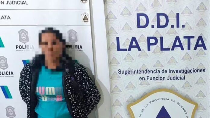 Ataba a su hija menor a la cama y miraba cómo la violaban
