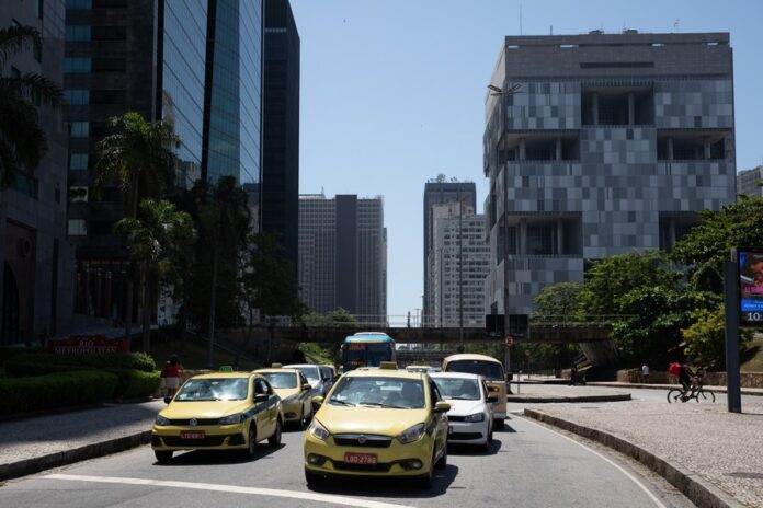 Vehículos circulan por una calle de Río de Janeiro, Brasil, el 4 de marzo de 2022. (Xinhua/Wang Tiancong)