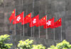 Las banderas de China y la región administrativa especial de Hong Kong flamean en Hong Kong. (Foto: Xinhua)