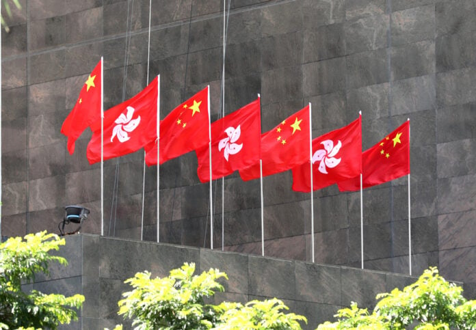 Las banderas de China y la región administrativa especial de Hong Kong flamean en Hong Kong. (Foto: Xinhua)