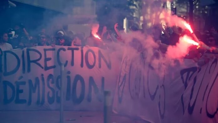 protestas de los ultras frente a las casas de Messi y Neymar