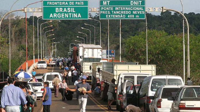 demoras en el cruce fronterizo del puente internacional Tancredo Neves