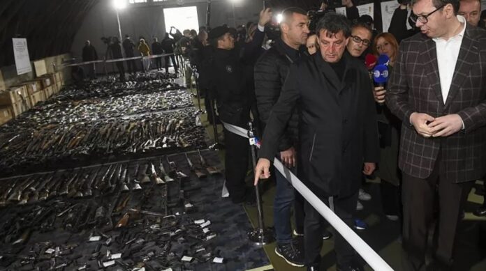 Ciudadanos serbios entragaron sus armas al gobierno