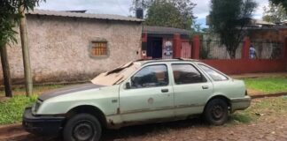 pareja que vive en su automóvil