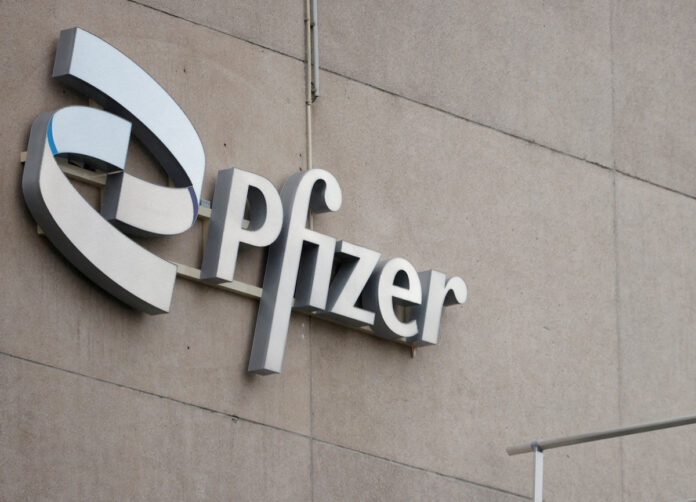 FOTO DE ARCHIVO: El logotipo de la compañía se ve en una oficina de Pfizer en Puurs El laboratorio define profundizar las pruebas con un medicamento