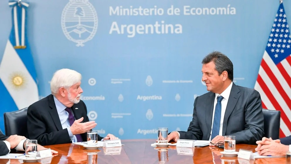 El asesor de la Casa Blanca Christopher Dodd y Sergio Massa, en una reunión en enero pasado en el Ministerio de Economía