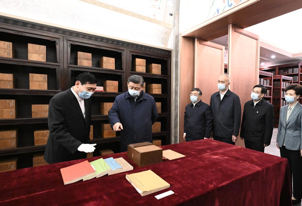 Xi Jinping se informa sobre la preservación de publicaciones clásicas en los Archivos Nacionales de Publicaciones y Cultura de China en Pekín, China, el 1° de junio de 2023. /Xinhua