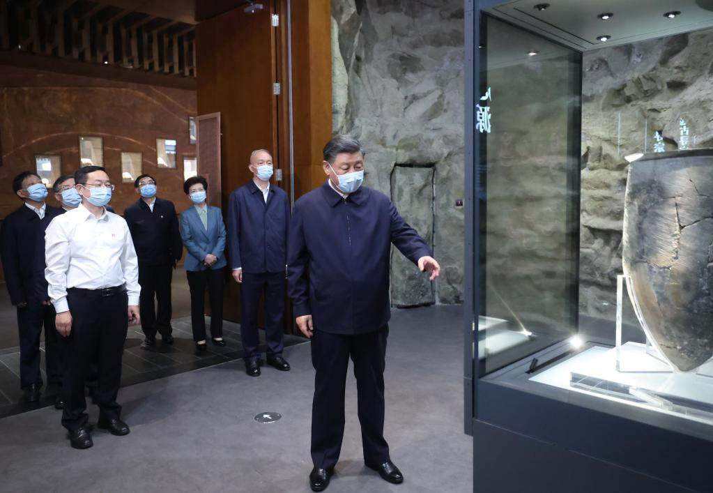 Xi Jinping visita la Academia China de Historia antes de una reunión sobre herencia y desarrollo cultural en Pekín, China, el 2 de junio de 2023. /Xinhua