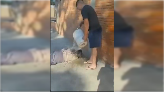 tiro un valde de agua fria hombre dormia en su vereda