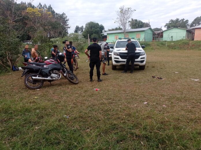 detienen a jovenes motocicletas