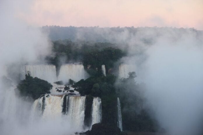 Cataratas brasileras en el amanecer