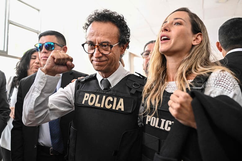 El periodista y candidato presidencial del partido Construye, Christian Zurita, junto a su compañera de fórmula, la candidata a la vicepresidencia Andrea González, en Quito el 13 de agosto de 2023