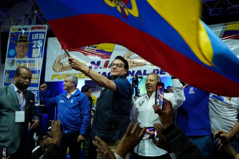 El candidato presidencial Fernando Villavicencio ondea una bandera nacional durante un evento de campaña en una escuela minutos antes de que lo mataran a tiros en Quito, Ecuador, el 9 de agosto de 2023