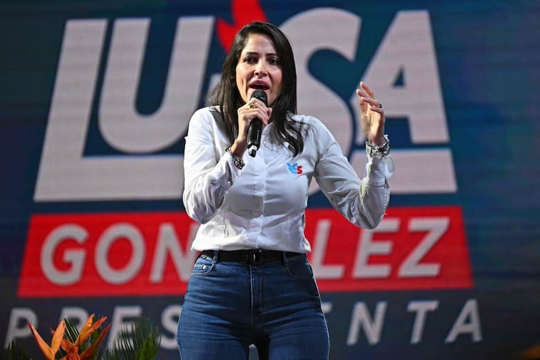 La candidata presidencial ecuatoriana por el partido Movimiento Revolución Ciudadana, Luisa González, pronuncia un discurso durante el cierre de su campaña de cara a las elecciones nacionales del 20 de agosto en Quito, el 16 de agosto de 2023