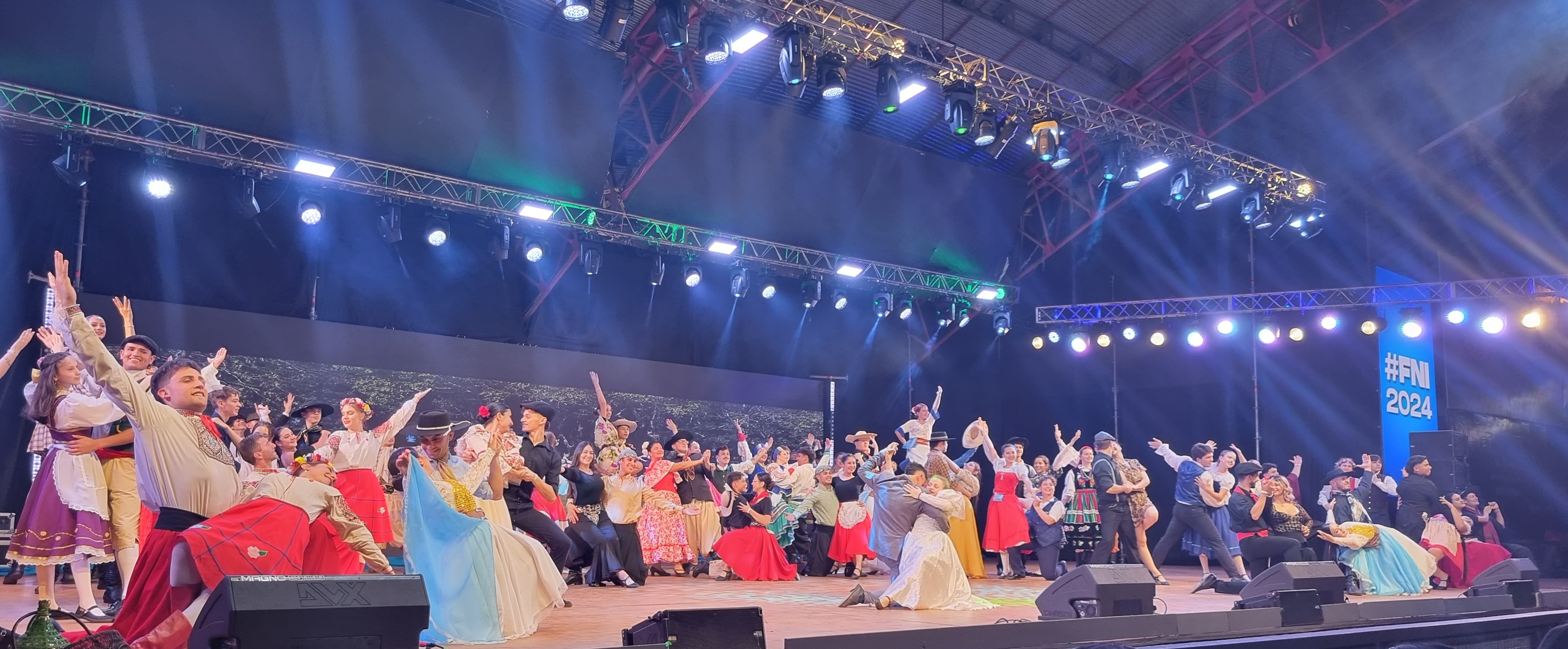 Más de 120 bailarines cerraron la edición 43 de la Fiesta Nacional del Inmigrante con un show espectacular