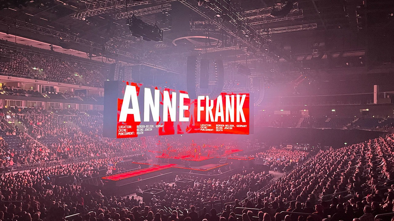En uno de los conciertos de Roger Waters se proyectó el nombre de Ana Frank en las pantallas.