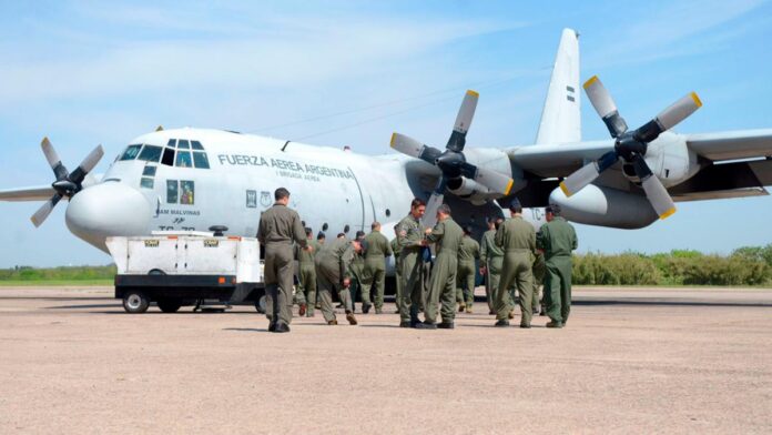 Momentos previos a la partida del Hércules que repatriará a los argentinos.