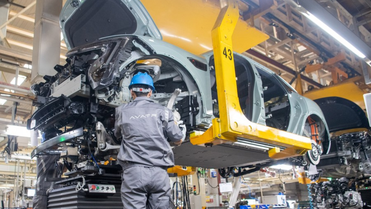 Trabajadores operan en una línea de producción del vehículo de nueva energía AVATR en un taller de Chang'an Auto en el Distrito Jiangbei, Municipio de Chongqing, en el suroeste de China, 20 de julio de 2023. (Xinhua/Tang Yi)