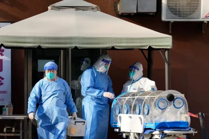 Alerta en China: hospitales desbordados por el brote de una extraña neumonía