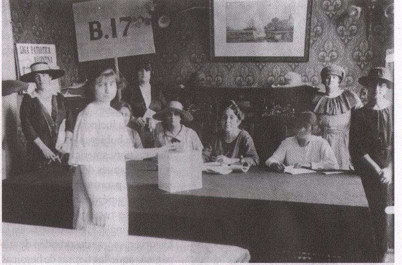 Ensayo de voto femenino organizado por la Unión Feminista (1920).