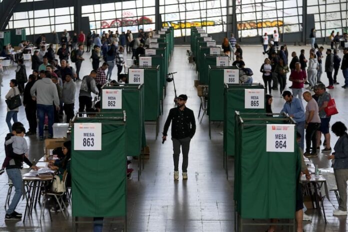 Los votantes hacen fila en un colegio electoral en Santiago, Chile, el domingo 17 de diciembre de 2023. Esteban Felix - AP