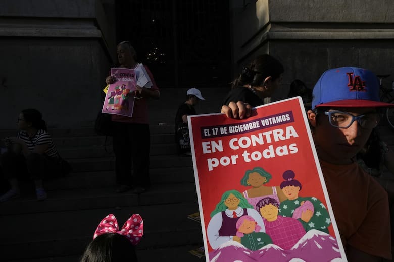 Un chico muestra un poster contra el proyecto constitucional, en Santiago de ChileEsteban Felix - AP