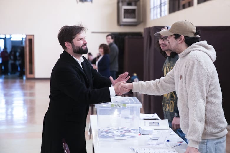 El presidente de Chile, Gabriel Boric, izquierda, llega para votar el borrador de una nueva constitución en Punta Arenas, Chile, el domingo 17 de diciembre de 2023.Andres Poblete - AP