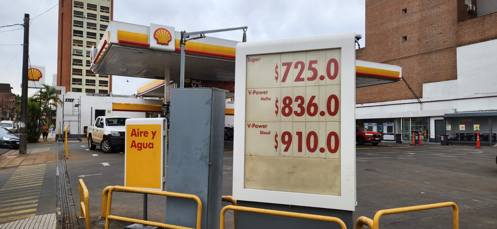 Los precios de los combustibles este miércoles, en una estación de servicios Shell de Posadas.