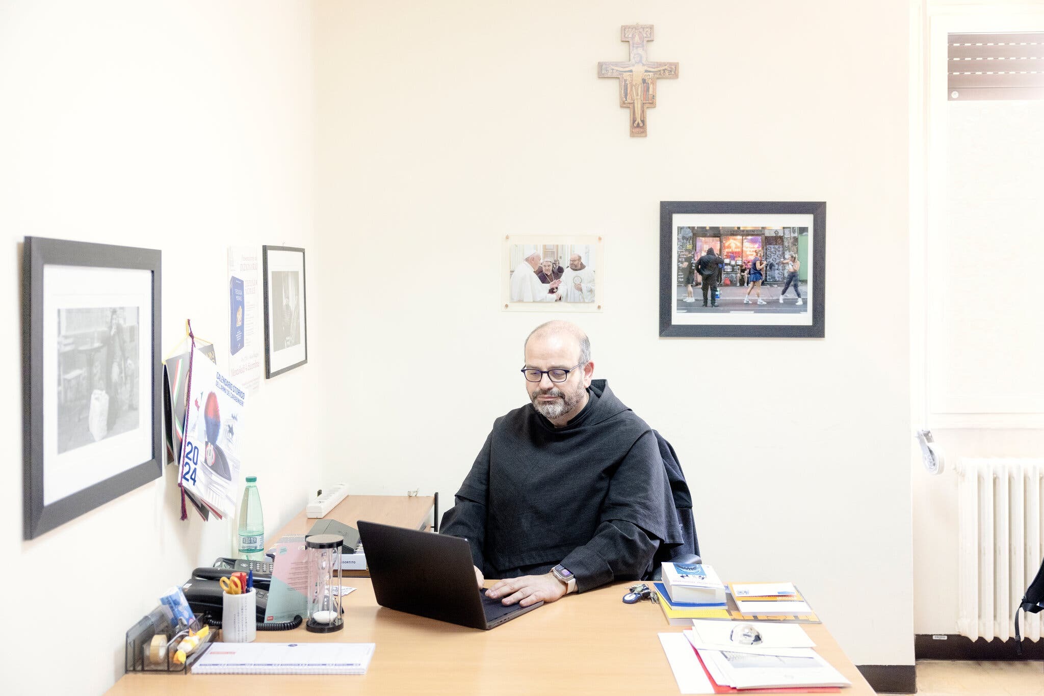 El Padre Benanti en su oficina en la Pontificia Universidad Gregoriana, donde imparte ética. (Alessandro Penso para The New York Times)