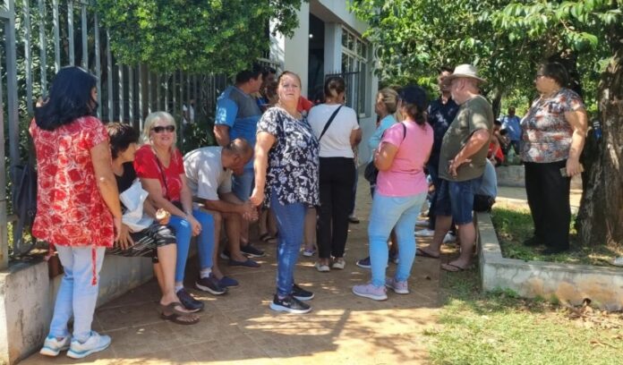 Socios de la COSCAL. durante la protesta que iniciaron el fin de semana.