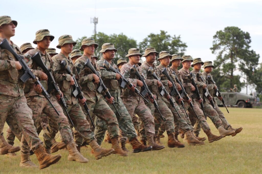 La ceremonia incluyó un desfile militar