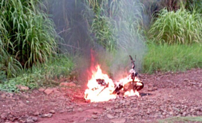 w moto fuego Se le prendió fuego la moto