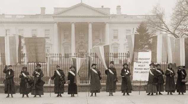 Estados Unidos: manifestación del Partido Nacional de la Mujer frente a la Casa Blanca, en el año 1918.