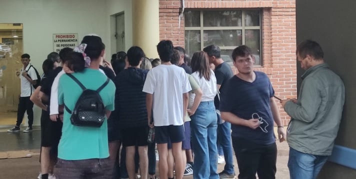 Compañeros y familiares de los jóvenes accidentados, a las puertas del hospital Madariaga para interiorizarse sobre el estado de salud de los adolescentes.