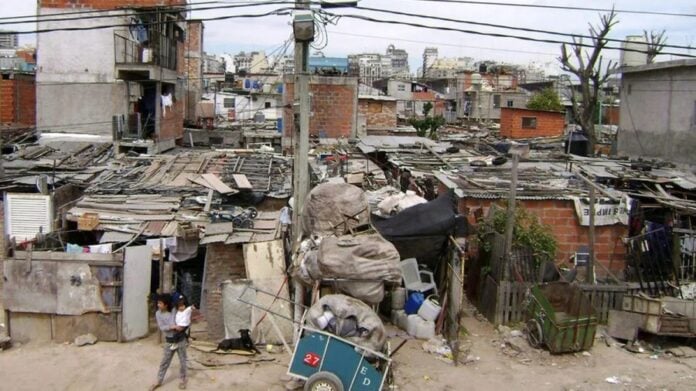 La pobreza en Argentina trepó al 49% en el último semestre según  estimaciones privadas